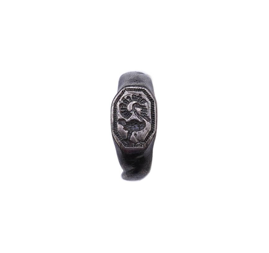 A heraldic signet ring, England, 15th/16th century